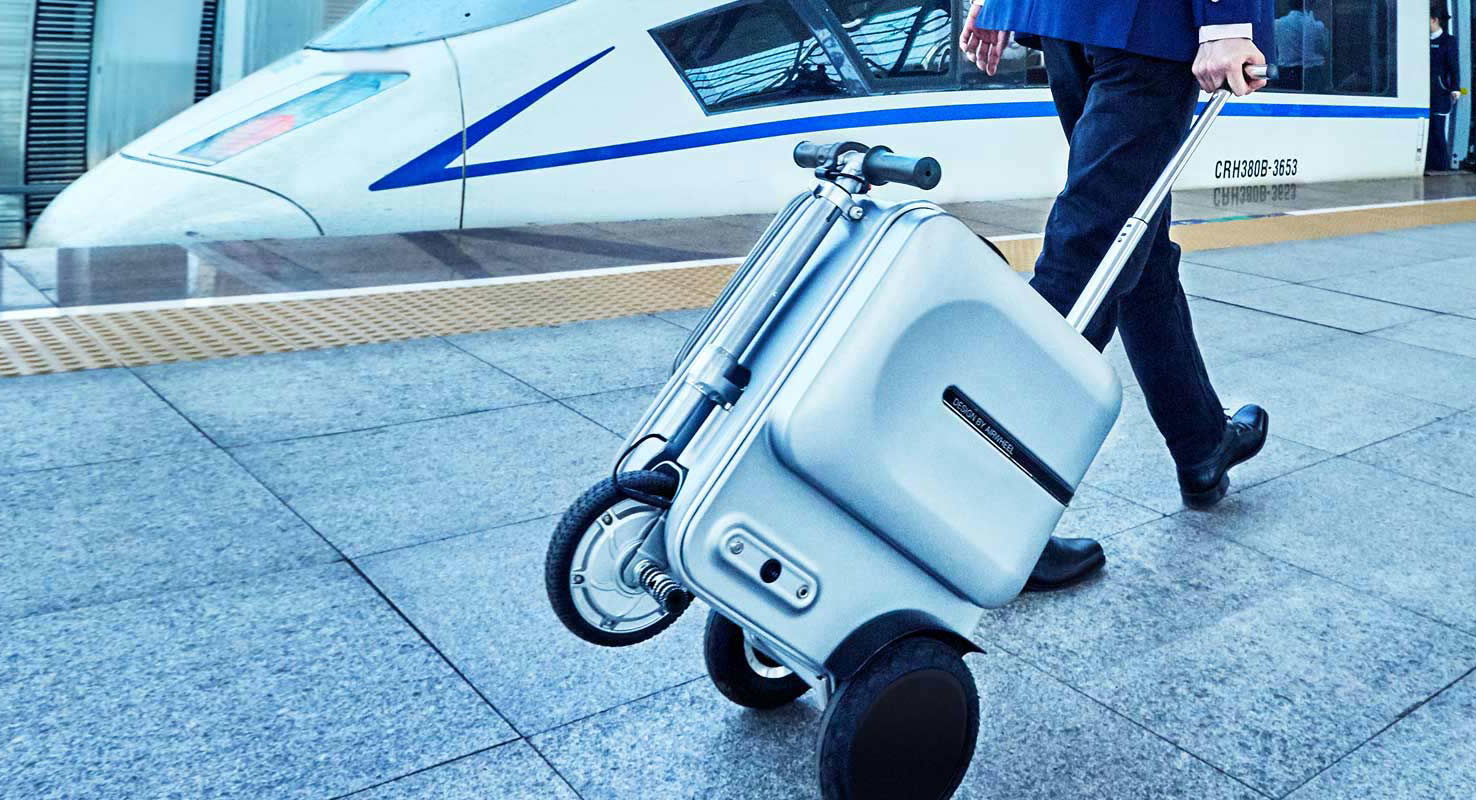 Airwheel SE3 fully functional drag along suitcase.