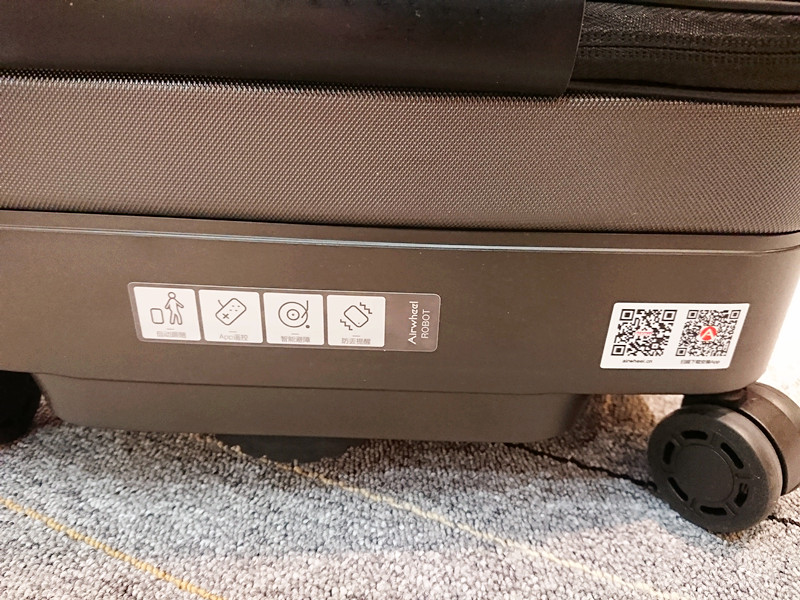 Airwheel SR5 smart luggage