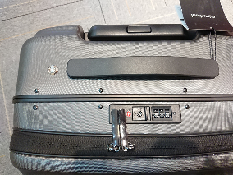 Airwheel riding suitcase