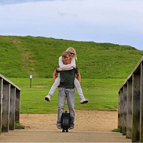 em mar?o, viaje no tempo. El poder Airwheel carro elétrico sobre o passeio, aproveite a primavera muitas vezes chamado de camur?a que se aproxima, apreciar a verde-esmeralda, n?o é uma coisa muito agradável? comprar agora agradavelmente surpreendido!