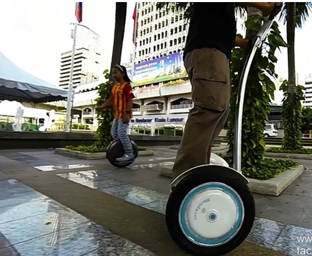 A Airwheel é uma marca líder especializada na produção dos auto-equilíbrio monociclos elétricos. Um monociclo Airwheel pode manter equilibrado em si e rolar em uma direção pretendida através do giroscópio interno e o acelerômetro. Atualmente, a tecnologia Airwheel oferece 10 modelos de monociclo, variando de 3 séries, ou seja, Airwheel X, Airwheel Q e Airwheel S.