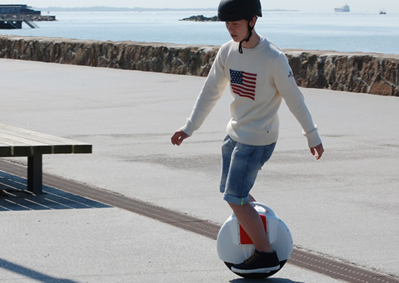 O Airwheel fornece uma gama de monociclos. O Airwheel X 8 é especial porque tem uma roda maior e parece mais magro. Eu comprei o Airwheel X 8 esperando minhas viagens de e para as aulas na minha universidade, tornar-se um pouco mais agradável, bem como mais curto. Aprender a montar é fácil.