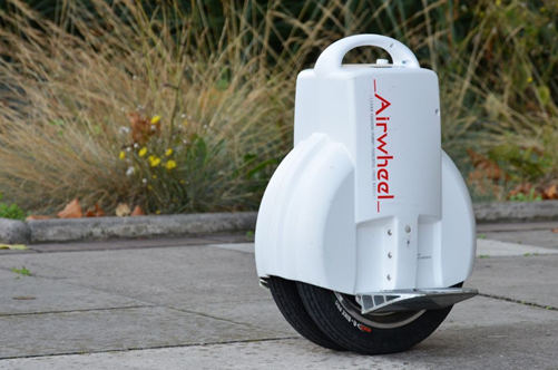 O Airwheel Q3 como um monociclo elétrico deequilíbrio, apresenta o aspecto conciso e design exclusivo da gêmeo-roda. -Outplays outros produtos similares na faixa de eficiência e bateria motor.