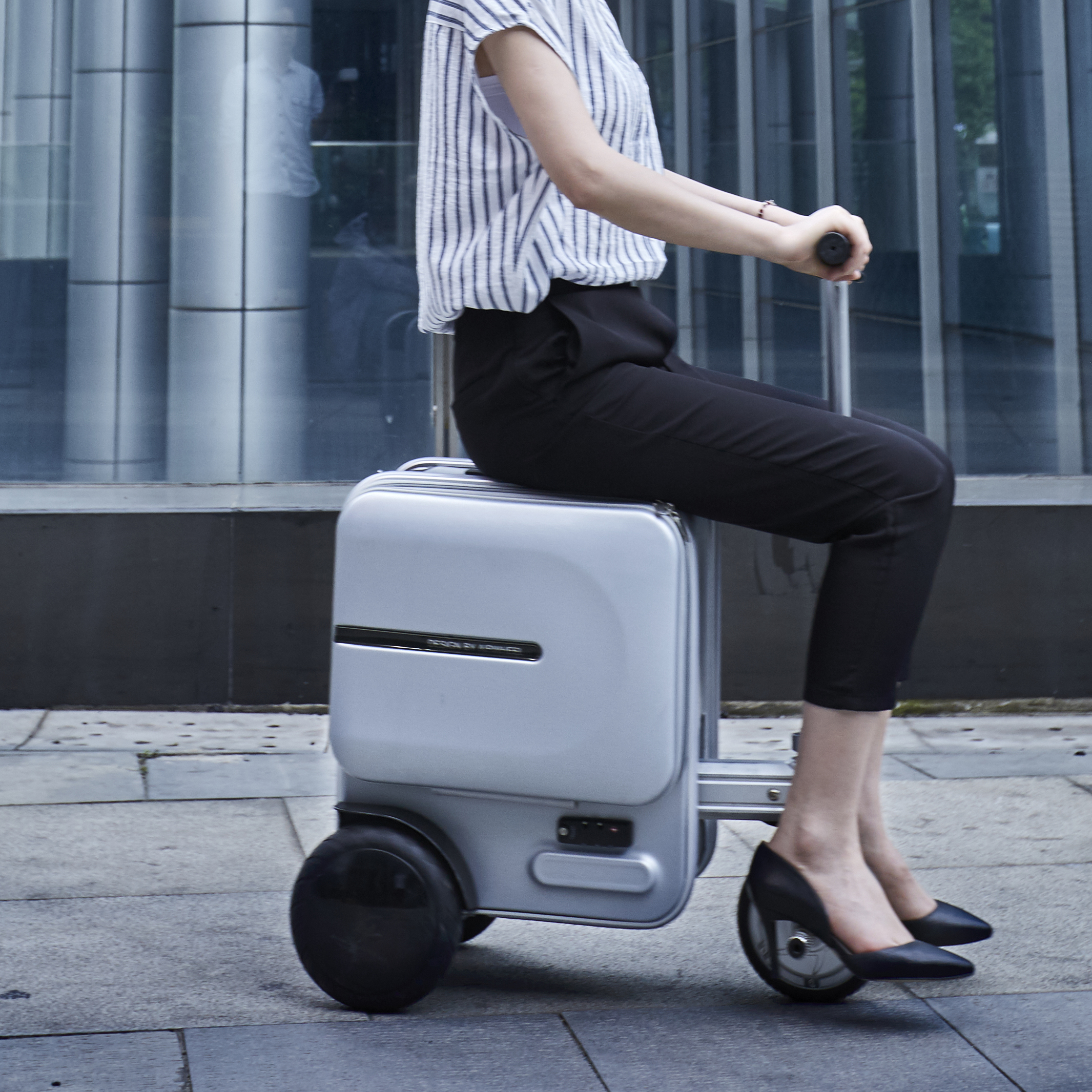 Airwheel SE3 Motorized Rideable Luggage