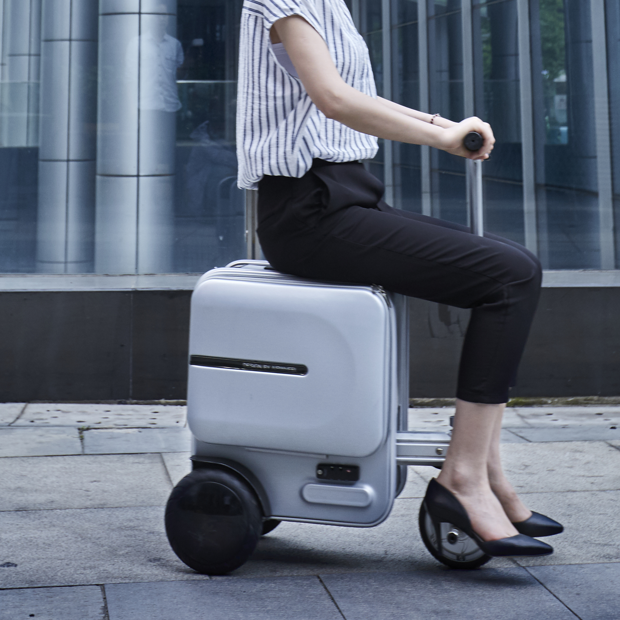 Airwheel SE3 motorized luggage