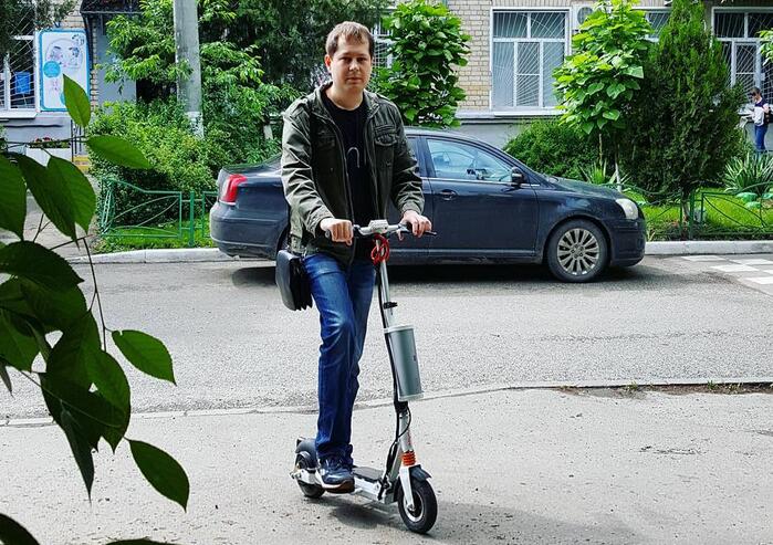 Darüber hinaus hilft die treibende Flexibilität der Airwheel Menschen mehr Zeit im Stau oder in Stoßzeiten zu sparen.